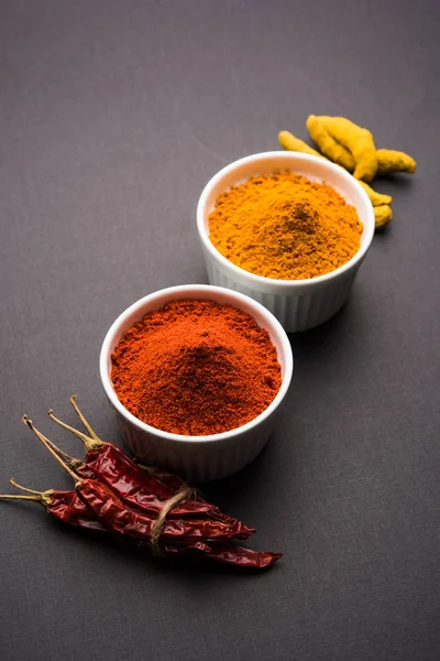 Cumulo Curcuma Peperoncino Rosso Polvere Una Ciotola Ceramica Uno Sfondo — Foto Stock