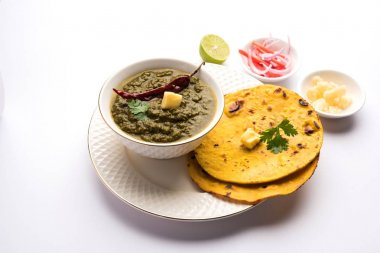 Genellikle kış sezonunda hazırlanmış Sarson Ka Saag Makki Ki Roti popüler Kuzey Hint ana yemek menüsü