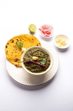 Genellikle kış sezonunda hazırlanmış Sarson Ka Saag Makki Ki Roti popüler Kuzey Hint ana yemek menüsü