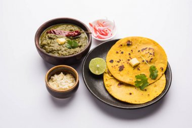 Genellikle kış sezonunda hazırlanmış Sarson Ka Saag Makki Ki Roti popüler Kuzey Hint ana yemek menüsü