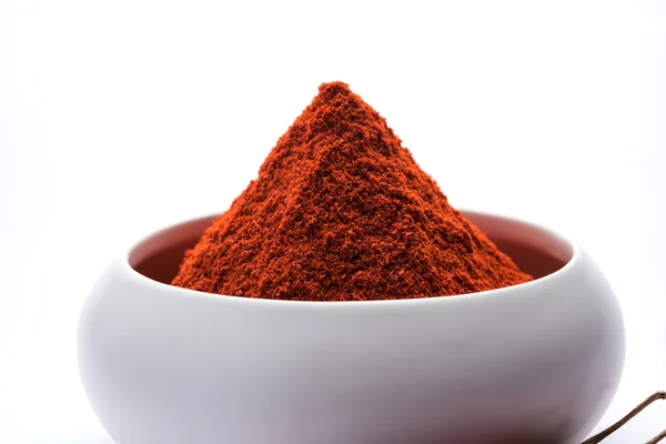 红色的冷的粉末在一个碗与干燥红色辣椒在五颜六色的背景或一堆红色辣椒粉末在平原背景 — 图库照片