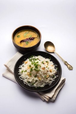 Sarımsaklı kızarmış pilav - sarımsak ile kızarmış ve sarı dal ile popüler Hint tarifi servis beyaz basmati pirinç pişmiş 