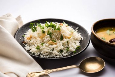 Sarımsaklı kızarmış pilav - sarımsak ile kızarmış ve sarı dal ile popüler Hint tarifi servis beyaz basmati pirinç pişmiş 