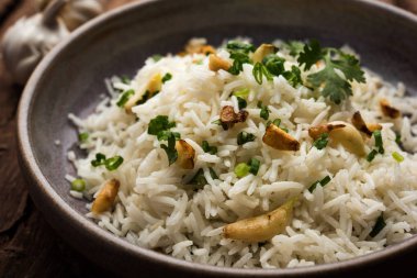 Sarımsaklı kızarmış pilav - sarımsak ile kızarmış ve sarı dal ile popüler Hint tarifi servis beyaz basmati pirinç pişmiş 