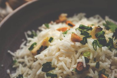 Sarımsaklı kızarmış pilav - sarımsak ile kızarmış ve sarı dal ile popüler Hint tarifi servis beyaz basmati pirinç pişmiş 