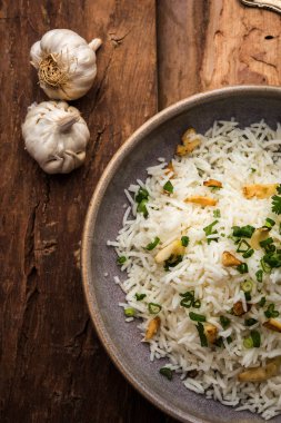 Sarımsaklı kızarmış pilav - sarımsak ile kızarmış ve sarı dal ile popüler Hint tarifi servis beyaz basmati pirinç pişmiş 