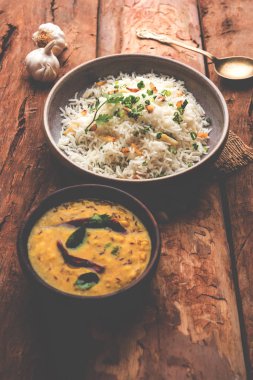 Sarımsaklı kızarmış pilav - sarımsak ile kızarmış ve sarı dal ile popüler Hint tarifi servis beyaz basmati pirinç pişmiş 