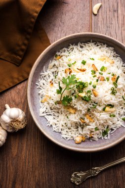 Sarımsaklı kızarmış pilav - sarımsak ile kızarmış ve sarı dal ile popüler Hint tarifi servis beyaz basmati pirinç pişmiş 