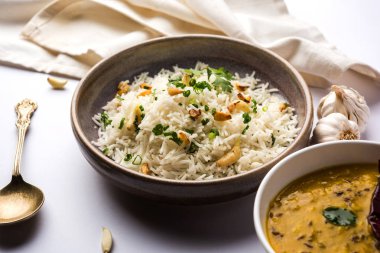 Sarımsaklı kızarmış pilav - sarımsak ile kızarmış ve sarı dal ile popüler Hint tarifi servis beyaz basmati pirinç pişmiş 