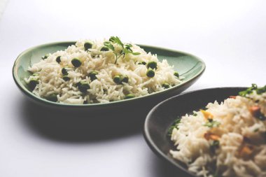 Grup fotoğrafı yeşil bezelye ve sarımsak ile Hint pirinç jeera dal fry, seçici odak ile görev yaptı.