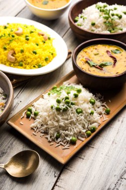 Grup fotoğrafı yeşil bezelye ve sarımsak ile Hint pirinç jeera dal fry, seçici odak ile görev yaptı.