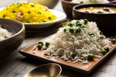 Grup fotoğrafı yeşil bezelye ve sarımsak ile Hint pirinç jeera dal fry, seçici odak ile görev yaptı.