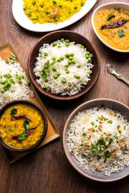 Grup fotoğrafı yeşil bezelye ve sarımsak ile Hint pirinç jeera dal fry, seçici odak ile görev yaptı.