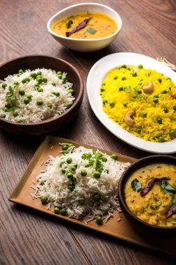 Grup fotoğrafı yeşil bezelye ve sarımsak ile Hint pirinç jeera dal fry, seçici odak ile görev yaptı.