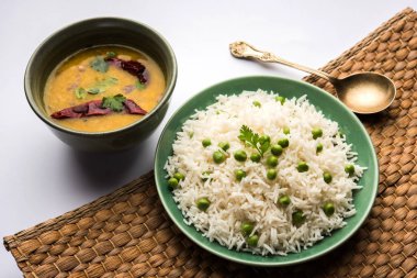 Düz dal ile Basmati pirinç pilavı veya pulav bezelye veya yeşil bezelye eklendi Sarı renkle matar pulav olarak da bilinir kullanarak sebze pilav ile servis