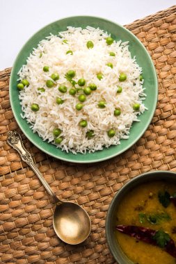 Düz dal ile Basmati pirinç pilavı veya pulav bezelye veya yeşil bezelye eklendi Sarı renkle matar pulav olarak da bilinir kullanarak sebze pilav ile servis