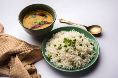 Düz dal ile Basmati pirinç pilavı veya pulav bezelye veya yeşil bezelye eklendi Sarı renkle matar pulav olarak da bilinir kullanarak sebze pilav ile servis