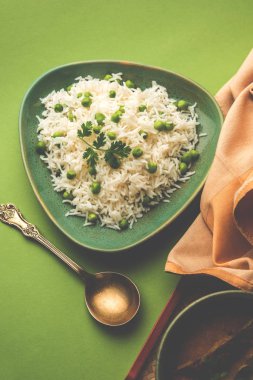 Düz dal ile Basmati pirinç pilavı veya pulav bezelye veya yeşil bezelye eklendi Sarı renkle matar pulav olarak da bilinir kullanarak sebze pilav ile servis