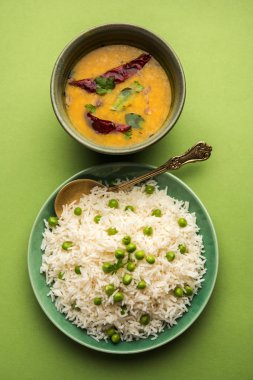 Düz dal ile Basmati pirinç pilavı veya pulav bezelye veya yeşil bezelye eklendi Sarı renkle matar pulav olarak da bilinir kullanarak sebze pilav ile servis