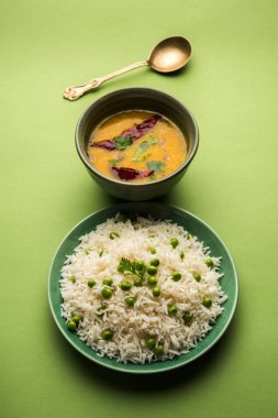 Düz dal ile Basmati pirinç pilavı veya pulav bezelye veya yeşil bezelye eklendi Sarı renkle matar pulav olarak da bilinir kullanarak sebze pilav ile servis