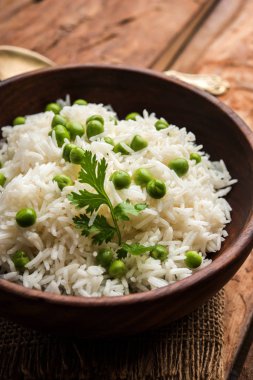 Düz dal ile Basmati pirinç pilavı veya pulav bezelye veya yeşil bezelye eklendi Sarı renkle matar pulav olarak da bilinir kullanarak sebze pilav ile servis