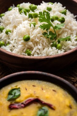 Düz dal ile Basmati pirinç pilavı veya pulav bezelye veya yeşil bezelye eklendi Sarı renkle matar pulav olarak da bilinir kullanarak sebze pilav ile servis