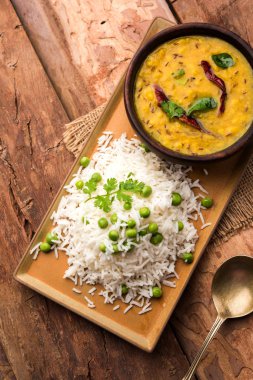 Düz dal ile Basmati pirinç pilavı veya pulav bezelye veya yeşil bezelye eklendi Sarı renkle matar pulav olarak da bilinir kullanarak sebze pilav ile servis