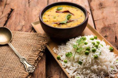 Düz dal ile Basmati pirinç pilavı veya pulav bezelye veya yeşil bezelye eklendi Sarı renkle matar pulav olarak da bilinir kullanarak sebze pilav ile servis