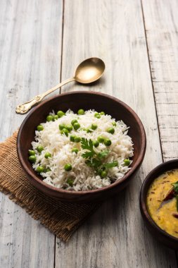 Düz dal ile Basmati pirinç pilavı veya pulav bezelye veya yeşil bezelye eklendi Sarı renkle matar pulav olarak da bilinir kullanarak sebze pilav ile servis
