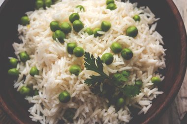 Düz dal ile Basmati pirinç pilavı veya pulav bezelye veya yeşil bezelye eklendi Sarı renkle matar pulav olarak da bilinir kullanarak sebze pilav ile servis