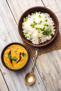 Düz dal ile Basmati pirinç pilavı veya pulav bezelye veya yeşil bezelye eklendi Sarı renkle matar pulav olarak da bilinir kullanarak sebze pilav ile servis