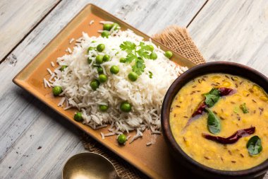 Düz dal ile Basmati pirinç pilavı veya pulav bezelye veya yeşil bezelye eklendi Sarı renkle matar pulav olarak da bilinir kullanarak sebze pilav ile servis