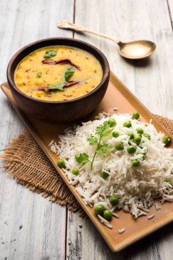 Düz dal ile Basmati pirinç pilavı veya pulav bezelye veya yeşil bezelye eklendi Sarı renkle matar pulav olarak da bilinir kullanarak sebze pilav ile servis