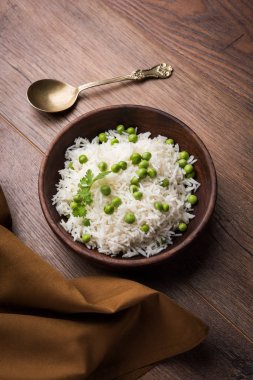 Düz dal ile Basmati pirinç pilavı veya pulav bezelye veya yeşil bezelye eklendi Sarı renkle matar pulav olarak da bilinir kullanarak sebze pilav ile servis