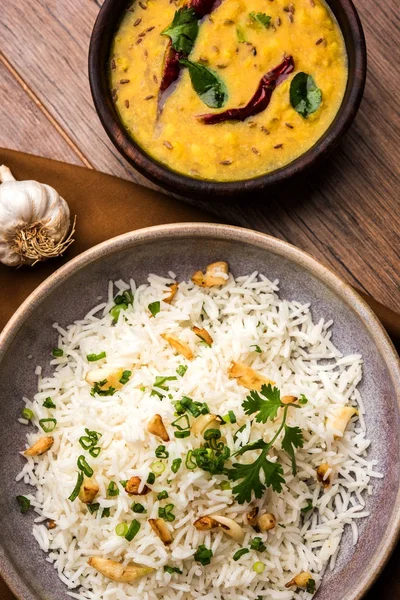 Sarımsaklı kızarmış pilav - sarımsak ile kızarmış ve sarı dal ile popüler Hint tarifi servis beyaz basmati pirinç pişmiş 