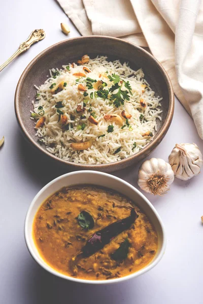Sarımsaklı kızarmış pilav - sarımsak ile kızarmış ve sarı dal ile popüler Hint tarifi servis beyaz basmati pirinç pişmiş 