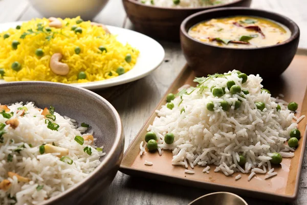 Grup fotoğrafı yeşil bezelye ve sarımsak ile Hint pirinç jeera dal fry, seçici odak ile görev yaptı.