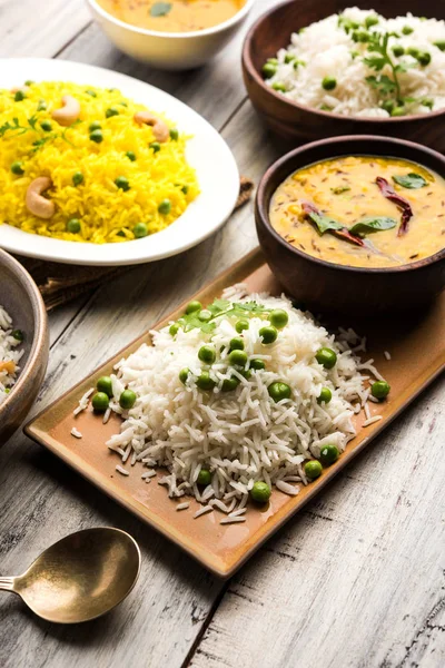 Grup fotoğrafı yeşil bezelye ve sarımsak ile Hint pirinç jeera dal fry, seçici odak ile görev yaptı.