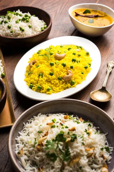 Grup fotoğrafı yeşil bezelye ve sarımsak ile Hint pirinç jeera dal fry, seçici odak ile görev yaptı.