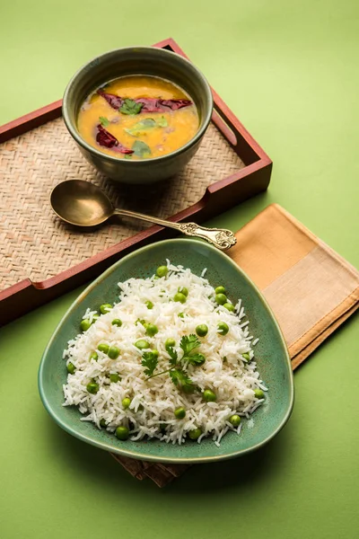 Düz dal ile Basmati pirinç pilavı veya pulav bezelye veya yeşil bezelye eklendi Sarı renkle matar pulav olarak da bilinir kullanarak sebze pilav ile servis