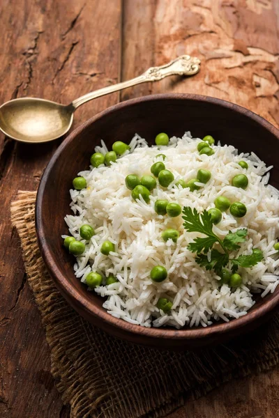 香米米饭或 Pulav 与豌豆 或蔬菜大米使用绿豌豆也被称为替 Pulav 添加黄色 服务于纯木豆 — 图库照片