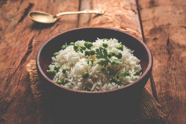 Düz dal ile Basmati pirinç pilavı veya pulav bezelye veya yeşil bezelye eklendi Sarı renkle matar pulav olarak da bilinir kullanarak sebze pilav ile servis