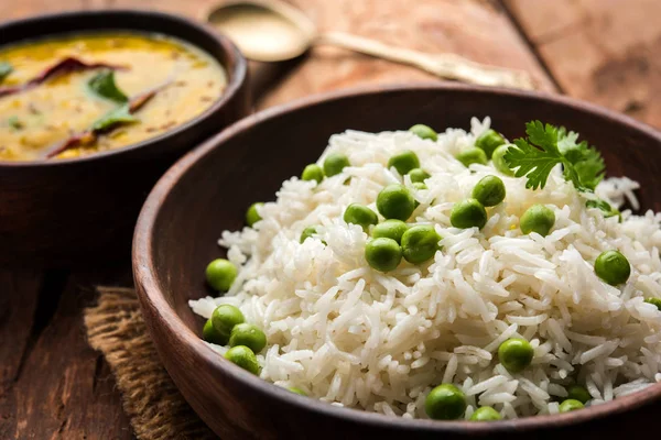 Düz dal ile Basmati pirinç pilavı veya pulav bezelye veya yeşil bezelye eklendi Sarı renkle matar pulav olarak da bilinir kullanarak sebze pilav ile servis