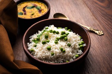 Düz dal ile Basmati pirinç pilavı veya pulav bezelye veya yeşil bezelye eklendi Sarı renkle matar pulav olarak da bilinir kullanarak sebze pilav ile servis