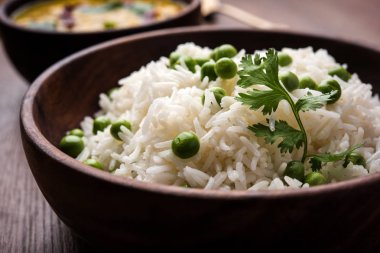 Düz dal ile Basmati pirinç pilavı veya pulav bezelye veya yeşil bezelye eklendi Sarı renkle matar pulav olarak da bilinir kullanarak sebze pilav ile servis