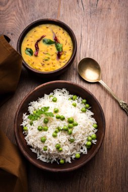 Düz dal ile Basmati pirinç pilavı veya pulav bezelye veya yeşil bezelye eklendi Sarı renkle matar pulav olarak da bilinir kullanarak sebze pilav ile servis