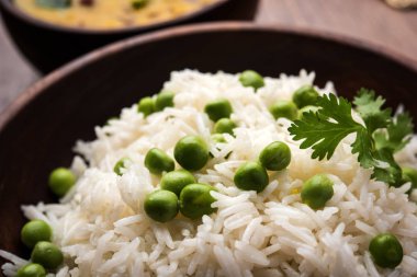 Düz dal ile Basmati pirinç pilavı veya pulav bezelye veya yeşil bezelye eklendi Sarı renkle matar pulav olarak da bilinir kullanarak sebze pilav ile servis