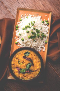 Düz dal ile Basmati pirinç pilavı veya pulav bezelye veya yeşil bezelye eklendi Sarı renkle matar pulav olarak da bilinir kullanarak sebze pilav ile servis