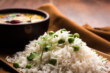 Düz dal ile Basmati pirinç pilavı veya pulav bezelye veya yeşil bezelye eklendi Sarı renkle matar pulav olarak da bilinir kullanarak sebze pilav ile servis