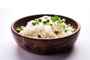 Düz dal ile Basmati pirinç pilavı veya pulav bezelye veya yeşil bezelye eklendi Sarı renkle matar pulav olarak da bilinir kullanarak sebze pilav ile servis